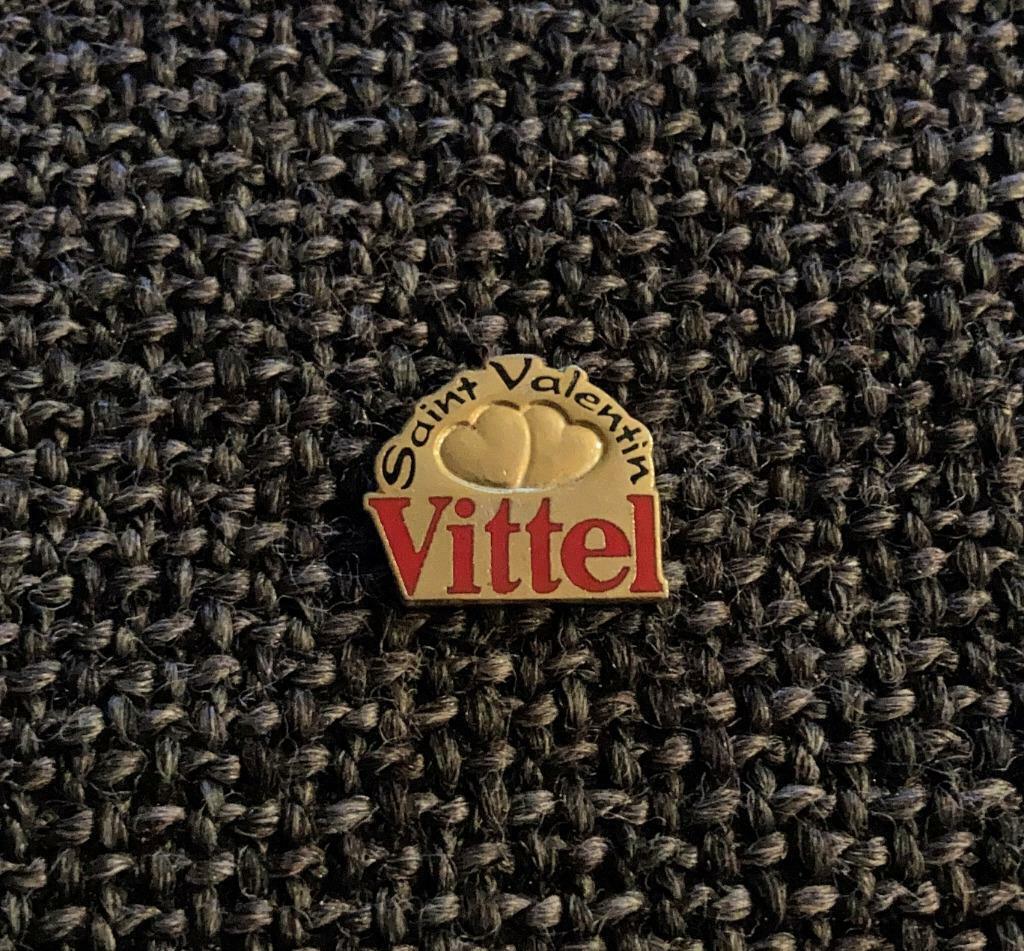 PIN - VITTEL - WATER - EAU MINÉRALE - SAINT VALENTIN, Envoi, Comme neuf, Marque, Insigne ou Pin's