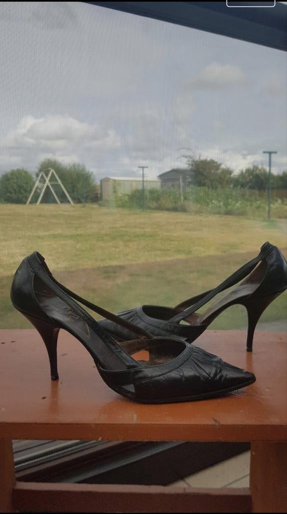 Escarpin noir tout cuir ouvert sur les côtés Bertie P: 39, Enlèvement ou Envoi, Comme neuf, Noir