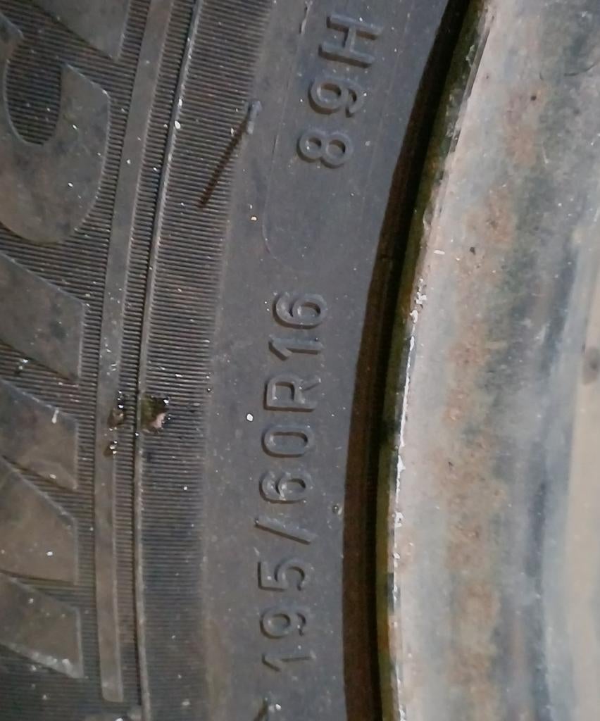 Quatre pneus hiver Michelin 195/60 R16 - 89H, Enlèvement ou Envoi, Pneus hiver, Pneu(s)