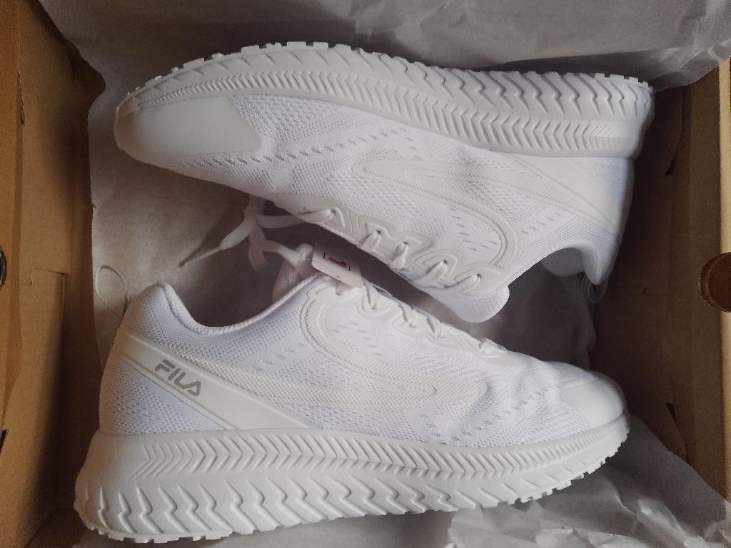 nieuw 44.5 Fila RGB fuse wit in doos, Kleding | Heren, Schoenen, Verzenden, Wit, Nieuw, Sneakers