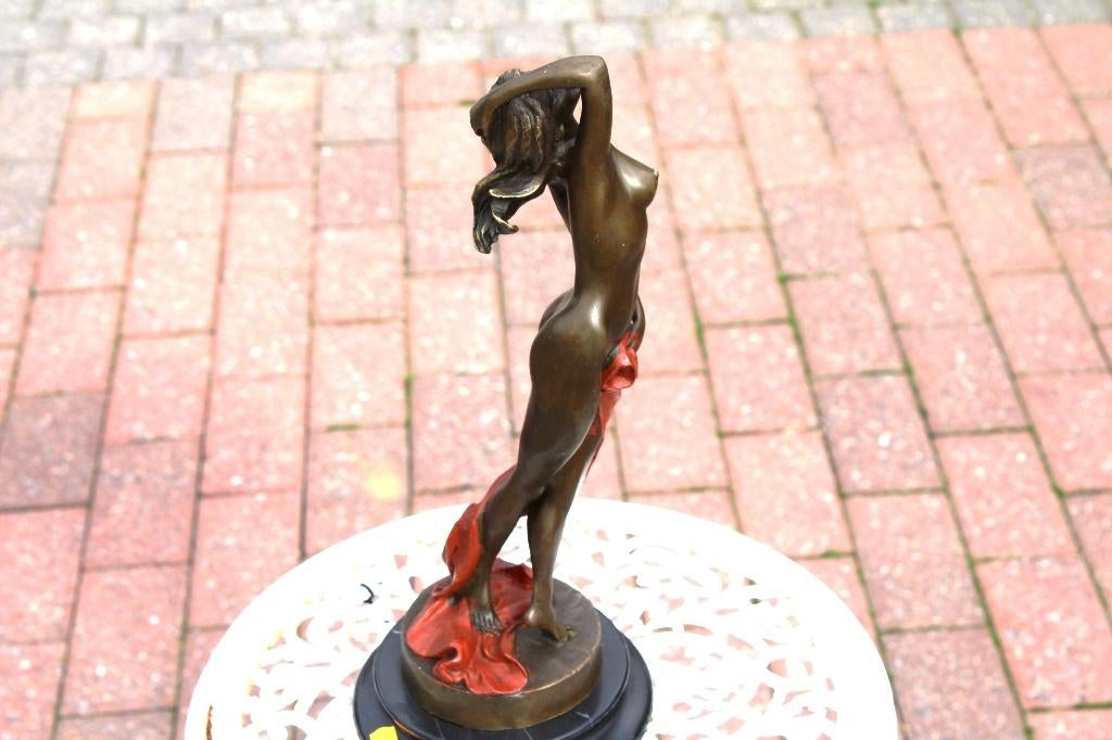 naakte vrouw met een rood laken, gesigneerd brons, MILO, Ophalen of Verzenden, Brons