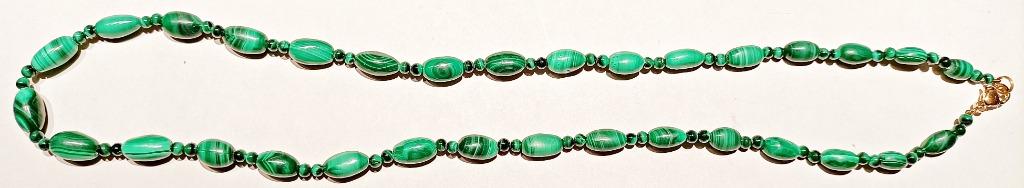 Collier de perles ovales de malachite verte, NEUF, 65 cm, Neuf, Pierre ou Minéral, Enlèvement ou Envoi, Vert