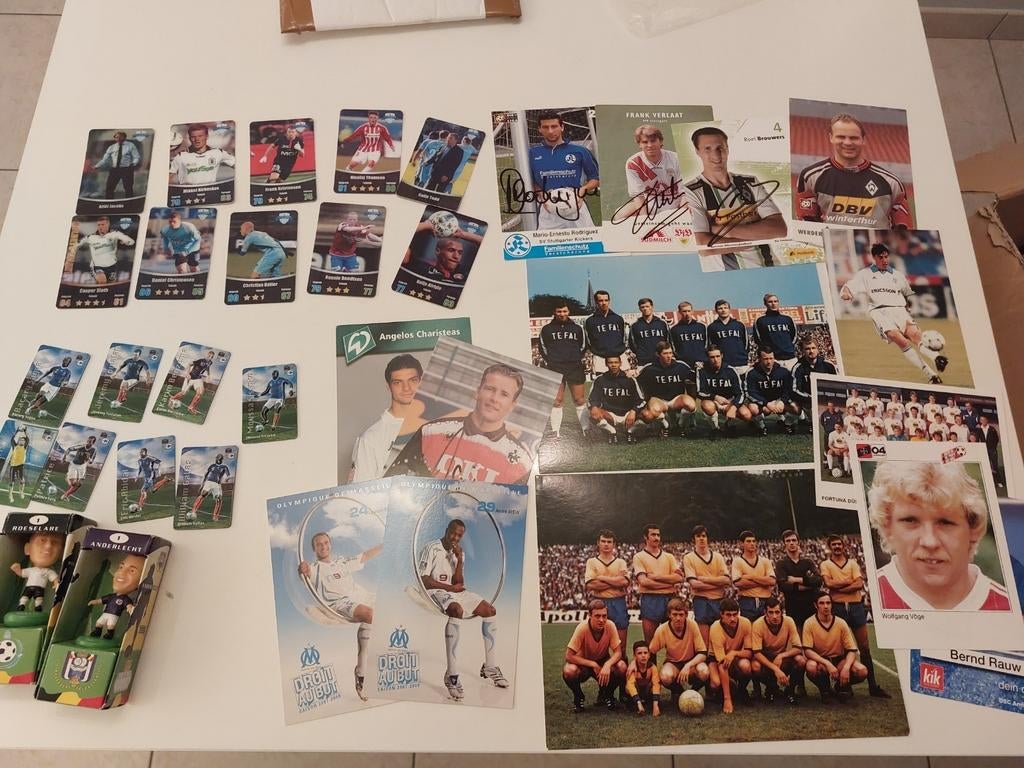 Lot voetbal items Ploegfoto Spelerskaarten magneten, Ophalen of Verzenden