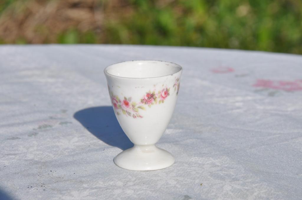 coquetier en porcelaine guirlande rose, Antiquités & Art, Enlèvement ou Envoi