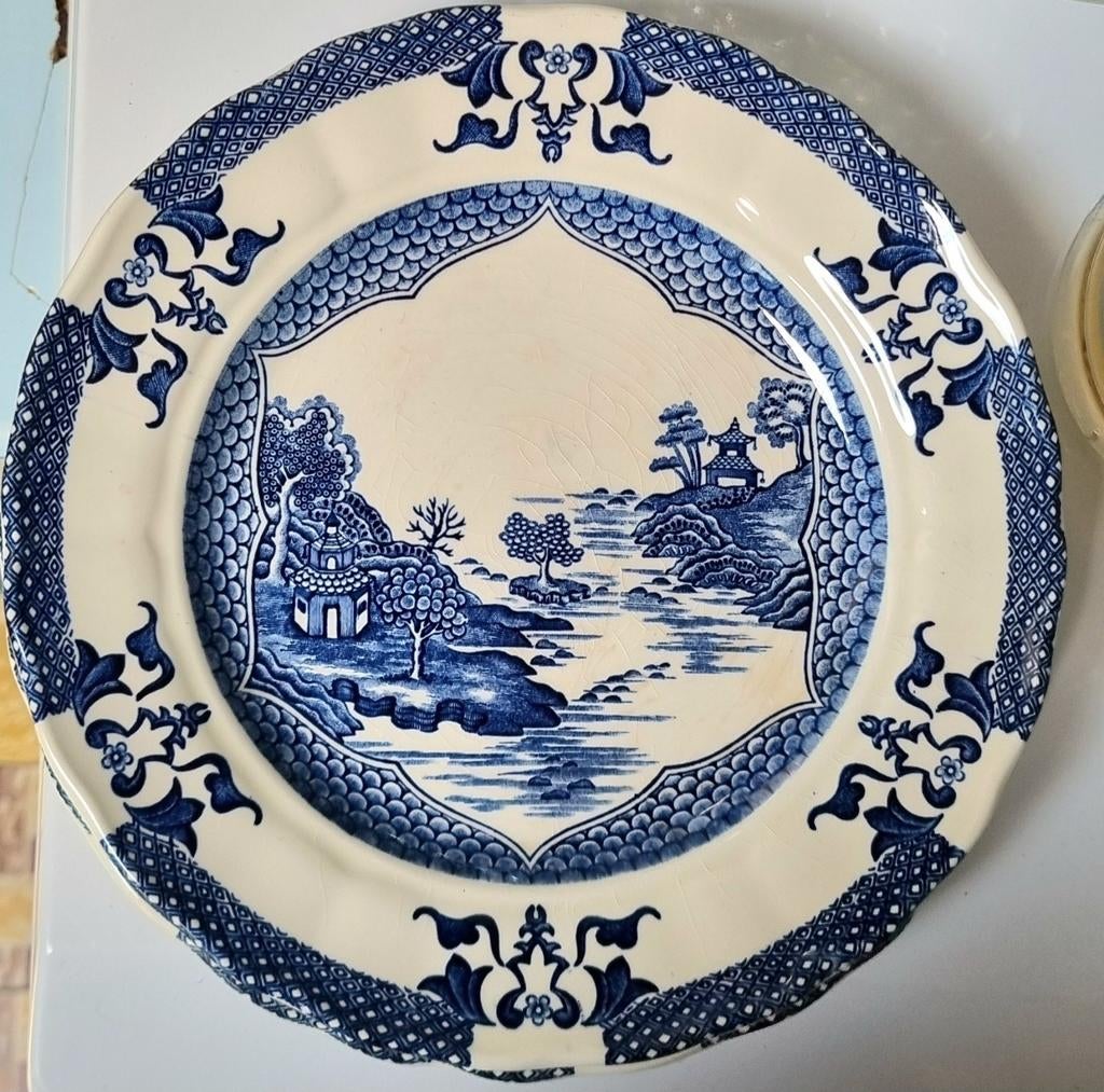 4 assiettes à petit-déjeuner et 5 assiettes à fond Royal Tud, Antiquités & Art, Antiquités | Services (vaisselle) pièces, Enlèvement ou Envoi