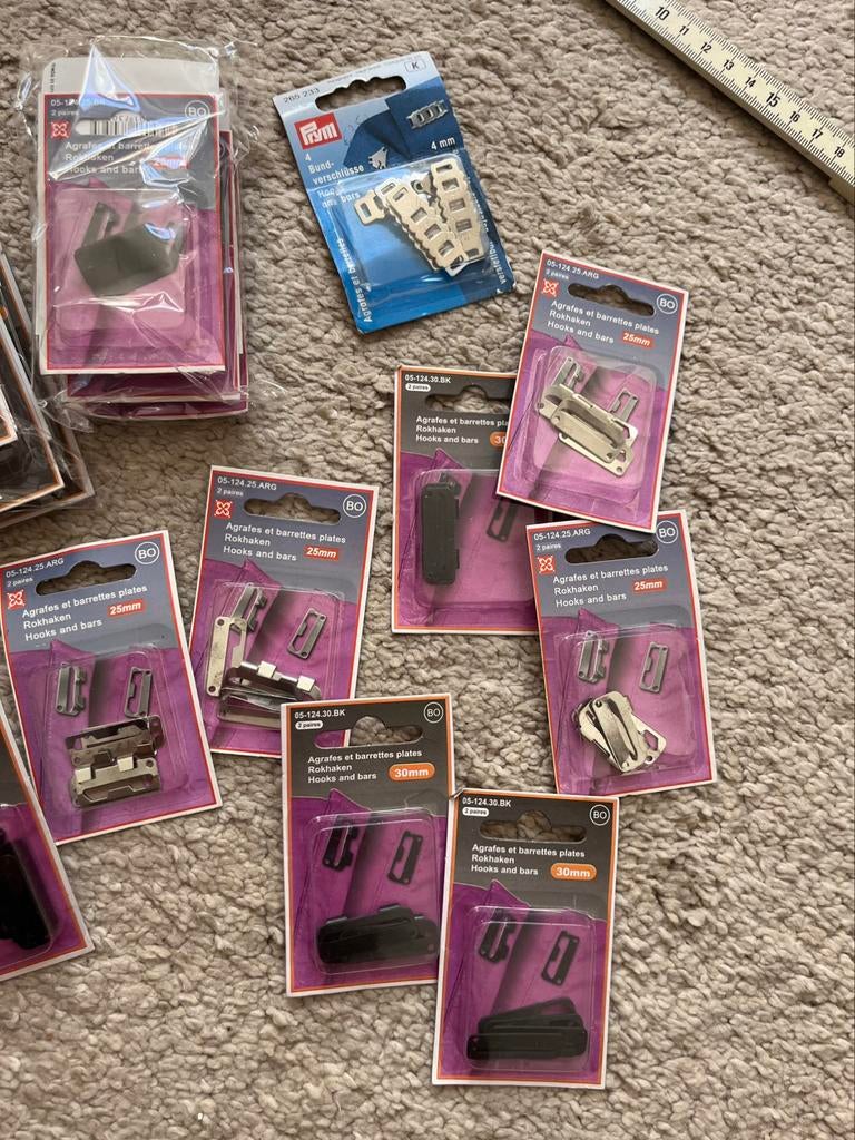 Mercerie couture lot agrafes attaches crochet argent noir, Hobby en Vrije tijd, Naaien en Fournituren, Ophalen of Verzenden, Zo goed als nieuw