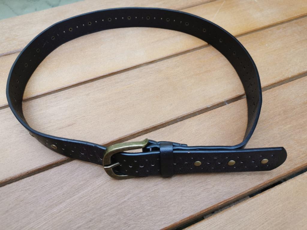 Broeksriem in bruin leder met klinknageltjes. Riem., Cuir véritable, 90 à 100 cm, Brun, Enlèvement