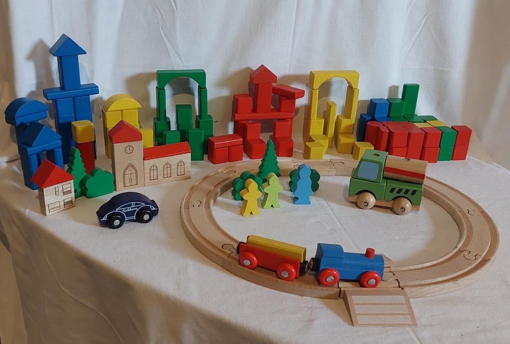 Houten speeltrein plus extra bouwblokken., Ophalen