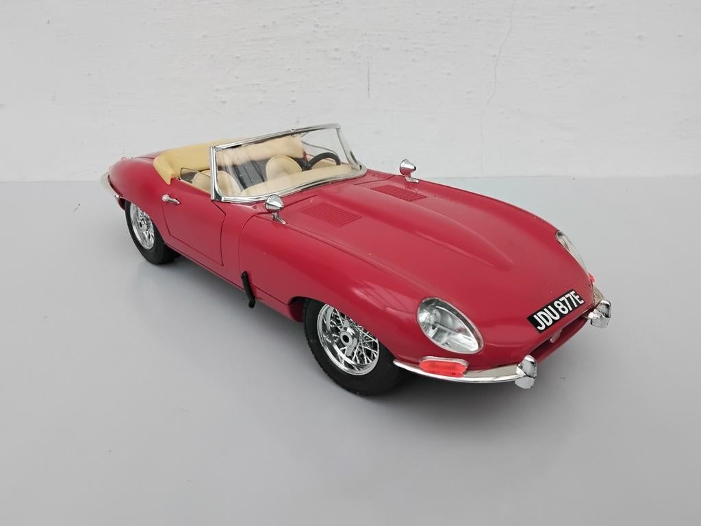 Jaguar Type E 1961 Burago 1/18, Enlèvement ou Envoi, Comme neuf, Burago