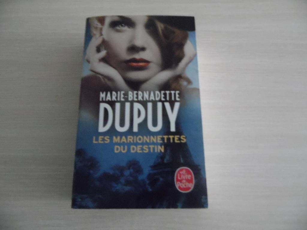 LES MARIONETTES DU DESTIN     MARIE- BERNADETTE DUPUY, Livres, Romans, Comme neuf, Europe autre, Enlèvement ou Envoi, Marie bernadette Dupuy