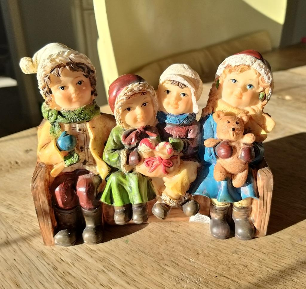 Kerst - Beeldje met 4 op de bank, Enlèvement ou Envoi, Comme neuf