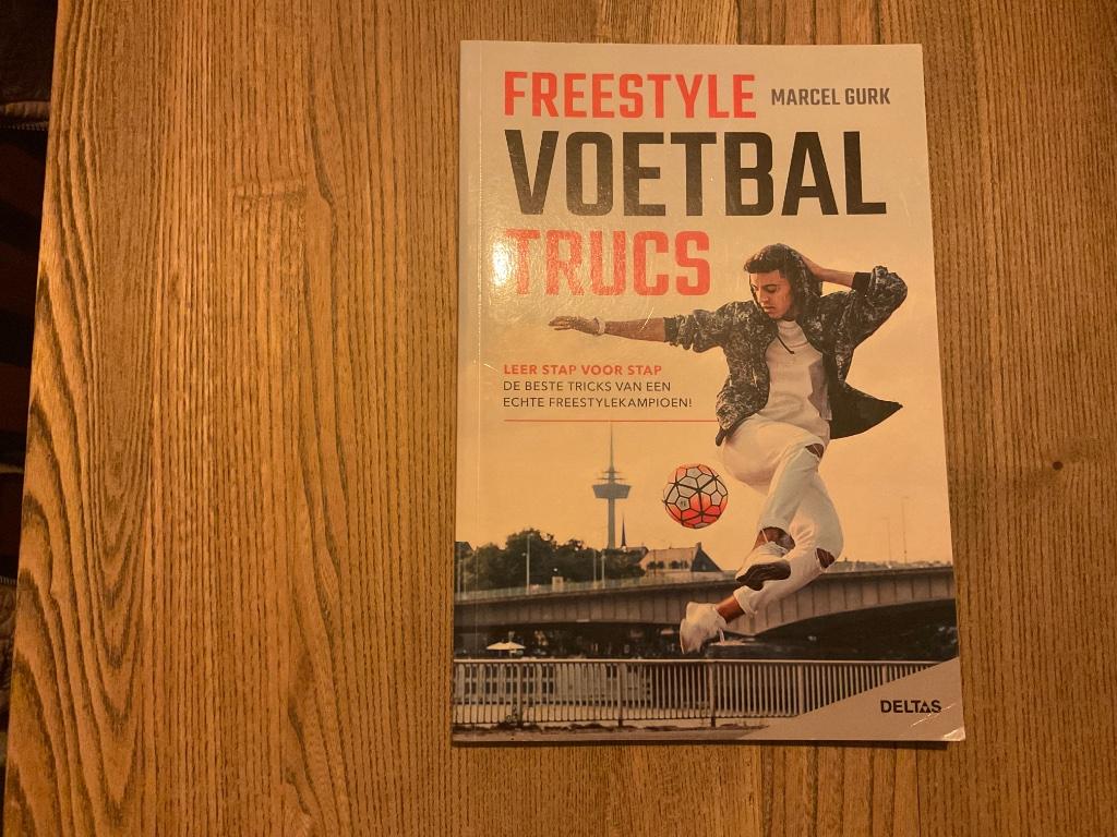 Boek voetbal, Verzamelen, Ophalen of Verzenden, Zo goed als nieuw