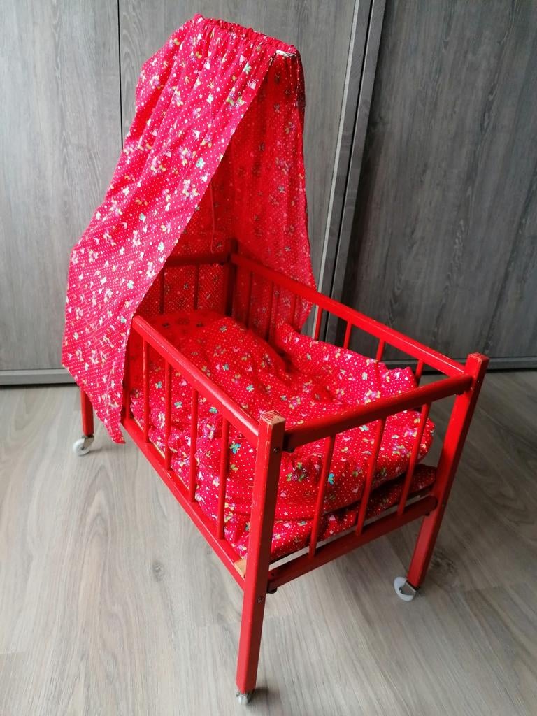 Vintage poppenwieg op wieltjes, nieuwe bekleding, Enlèvement ou Envoi, Utilisé, Autres types