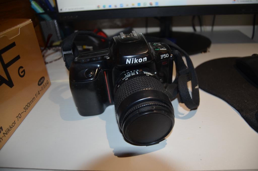 Analoge camera Nikon F50&Koffer fotomateriaal lenzen Tokina, Audio, Tv en Foto, Ophalen, Gebruikt, Telelens, Zoom
