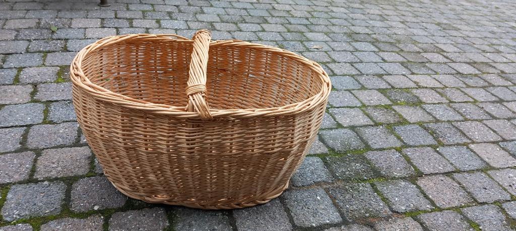 Nieuwe  stevige rieten draagmand met handvat, Ophalen of Verzenden, Nieuw, Riet, Mand