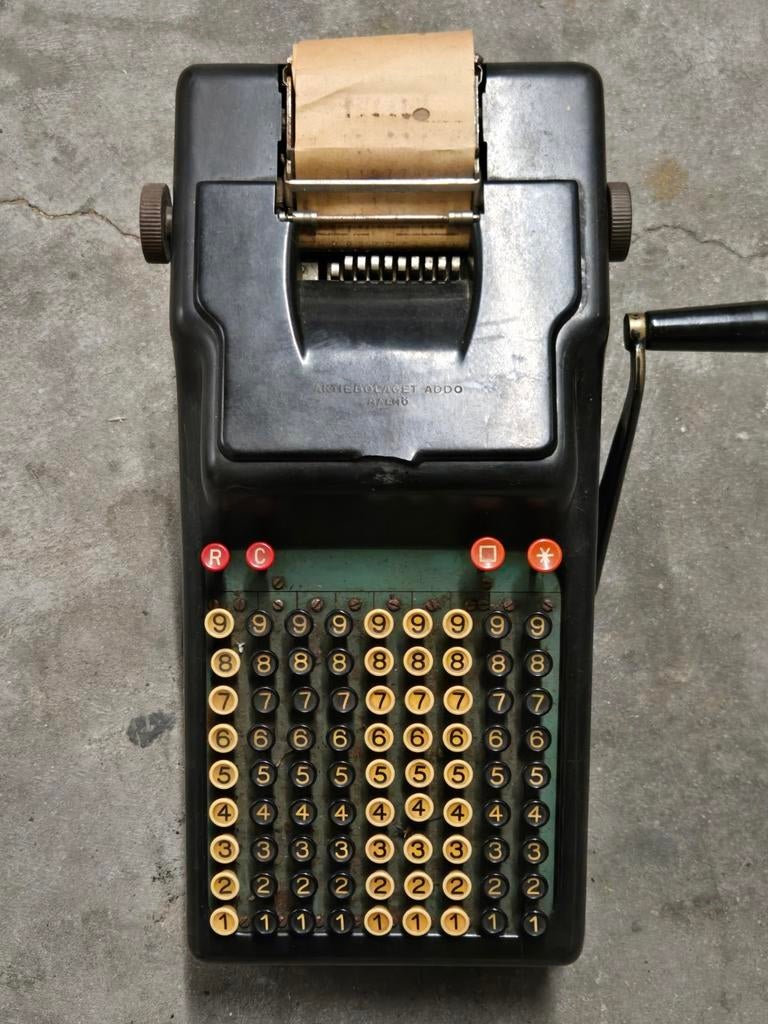 vielles machine a calculer de 1910, Ophalen