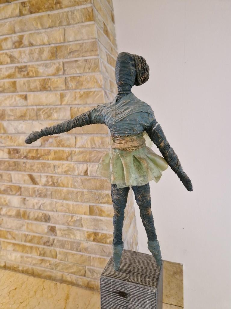 Ballerine sur un piédestal, Enlèvement, Sur socle, Statue
