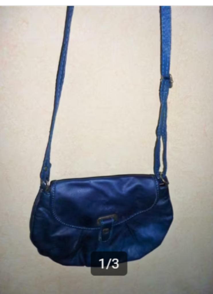 felblauwe handtas met lange riem, Handtassen en Accessoires, Tassen | Damestassen, Ophalen of Verzenden, Zo goed als nieuw, Handtas