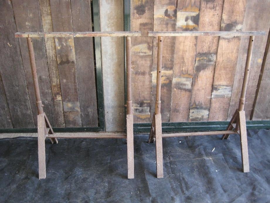 2 tréteaux en fer massif, Bricolage & Construction, Outillage | Outillage à main, Enlèvement, Utilisé