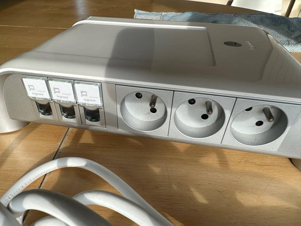 HUB Prises salle de réunion table centrale  + switch RJ45, Enlèvement, Utilisé, Autres types