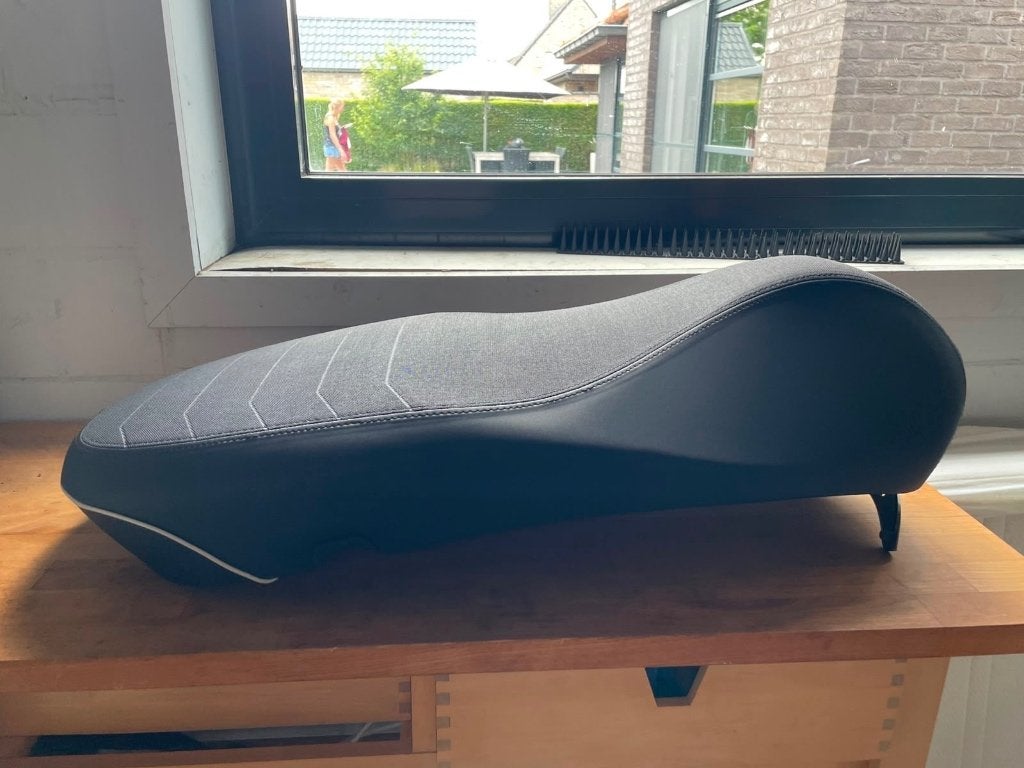 TE KOOP: origineel Vespa Primavera zadel, Fietsen en Brommers, Brommers | Vespa, Ophalen, Overige modellen, Nieuw, Klasse B (45 km/u)