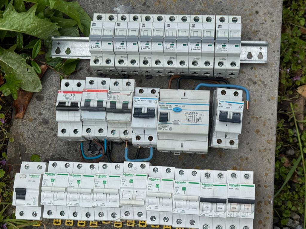 Disjoncteurs et Differentiels, Bricolage & Construction, Électricité & Câbles, Comme neuf, Enlèvement ou Envoi