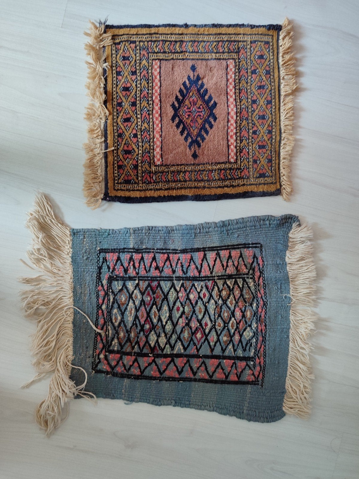 2 kleine Oosterse tapijten wol Pakistan of tafelkleed
€25 vo, Ophalen of Verzenden