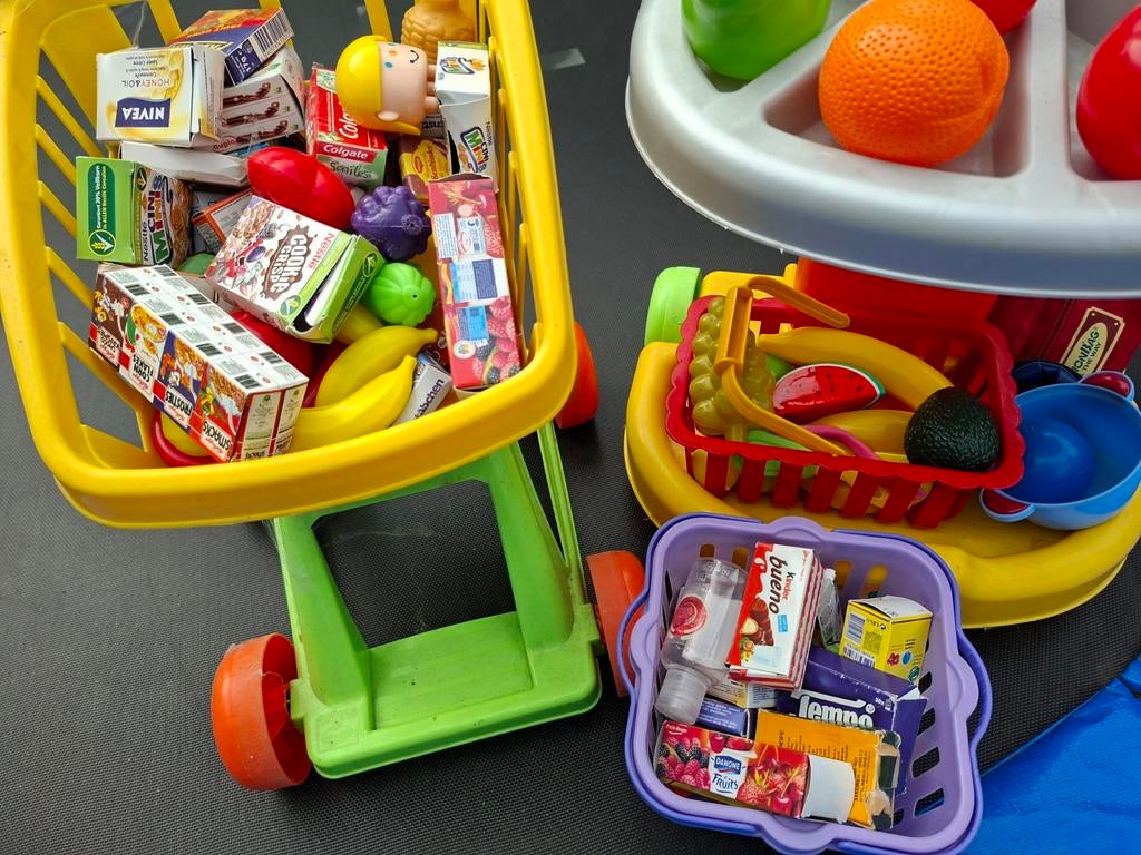 Winkeltje met boodschappen wagen gevuld, Ophalen