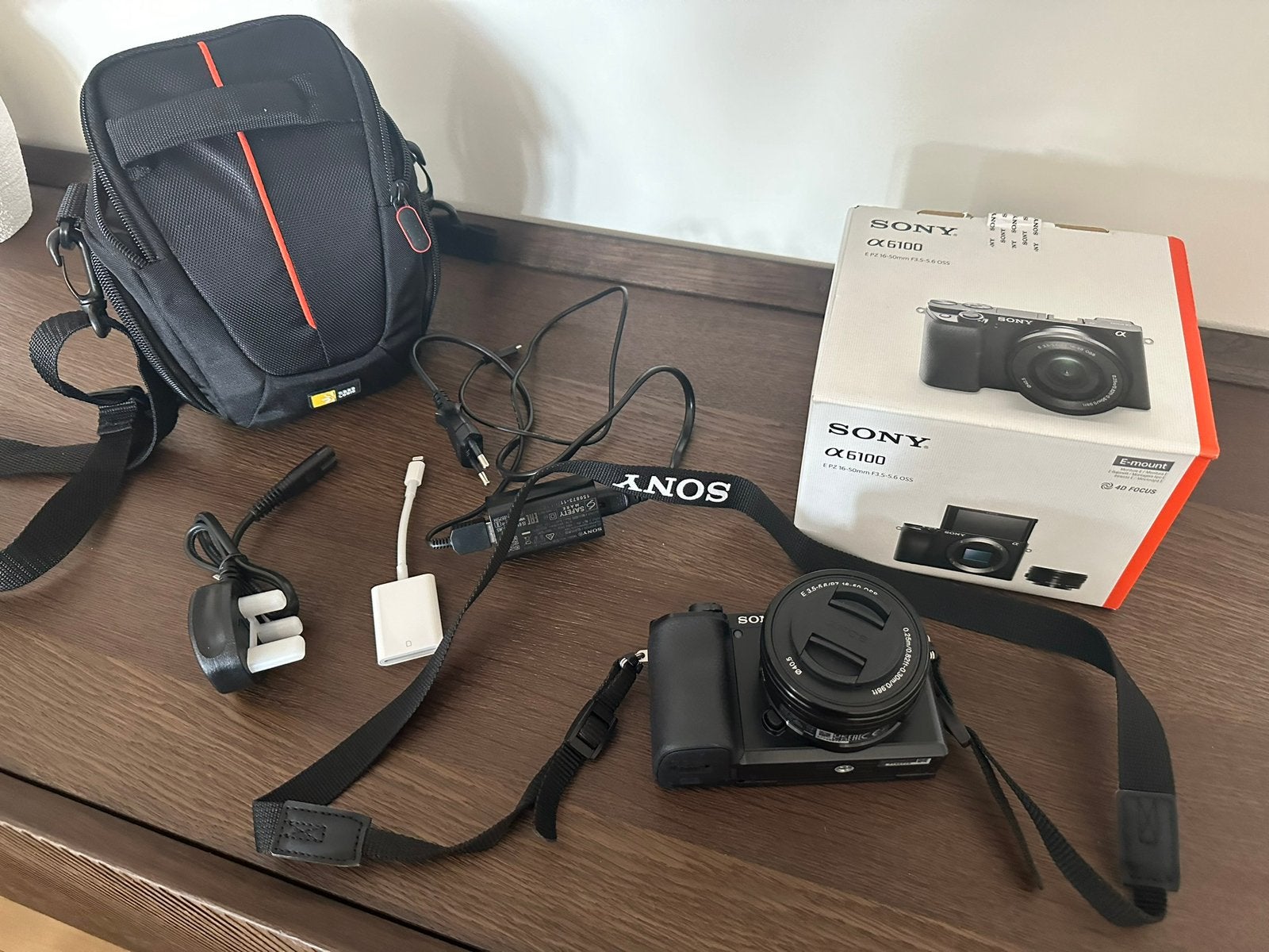 Sony Alpha A6100 systeemcamera met Sony 16-50mm OSS lens, Sacoche d'appareil photo, Comme neuf, Enlèvement, Appareil photo hybride