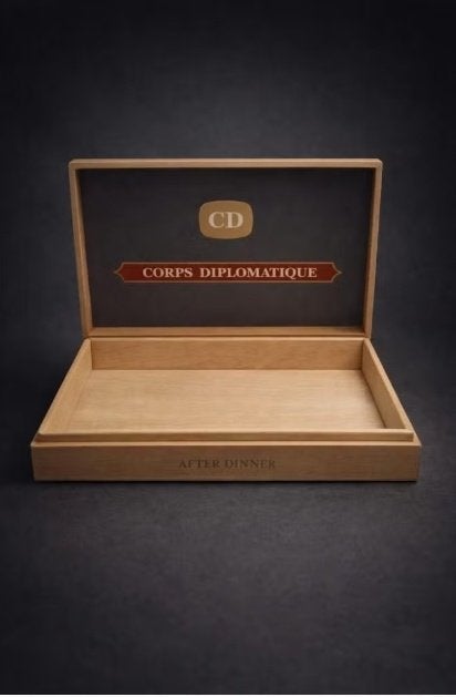 Vintage sigarendoos van Corps Diplomatique., Ophalen