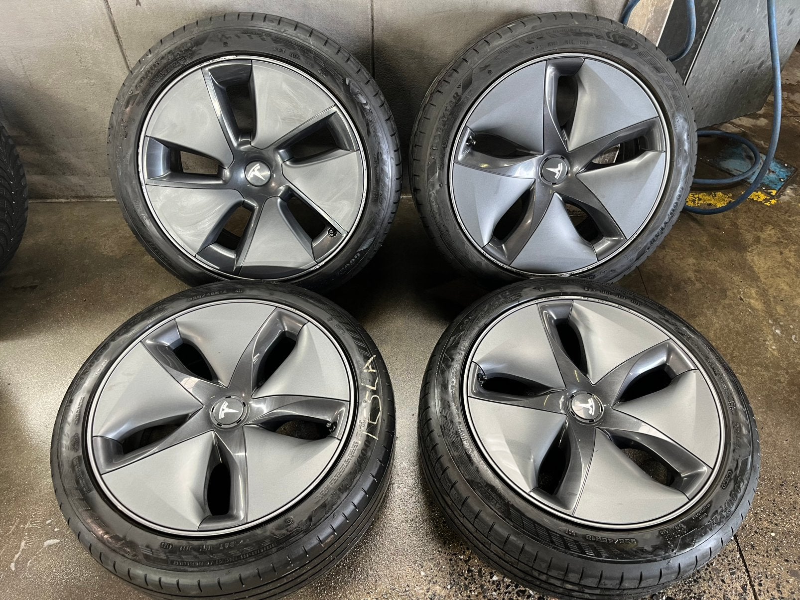 KIT ETE TESLA MODÈLE 3 235/45R18, Autos : Pièces & Accessoires, Pneus et Jantes, 4 Saisons, Véhicule de tourisme, 18 pouces