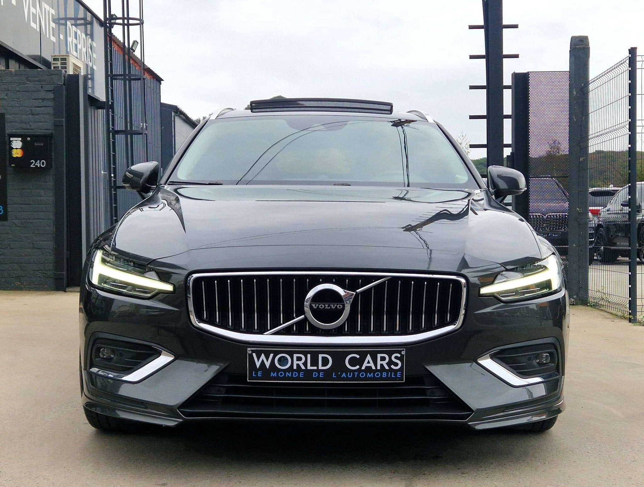 Volvo V60 2.0 D4 Inscription Geartronic - BOITE AUTO - TOIT, Auto's, Gebruikt, 4 cilinders, 1969 cc, Leder