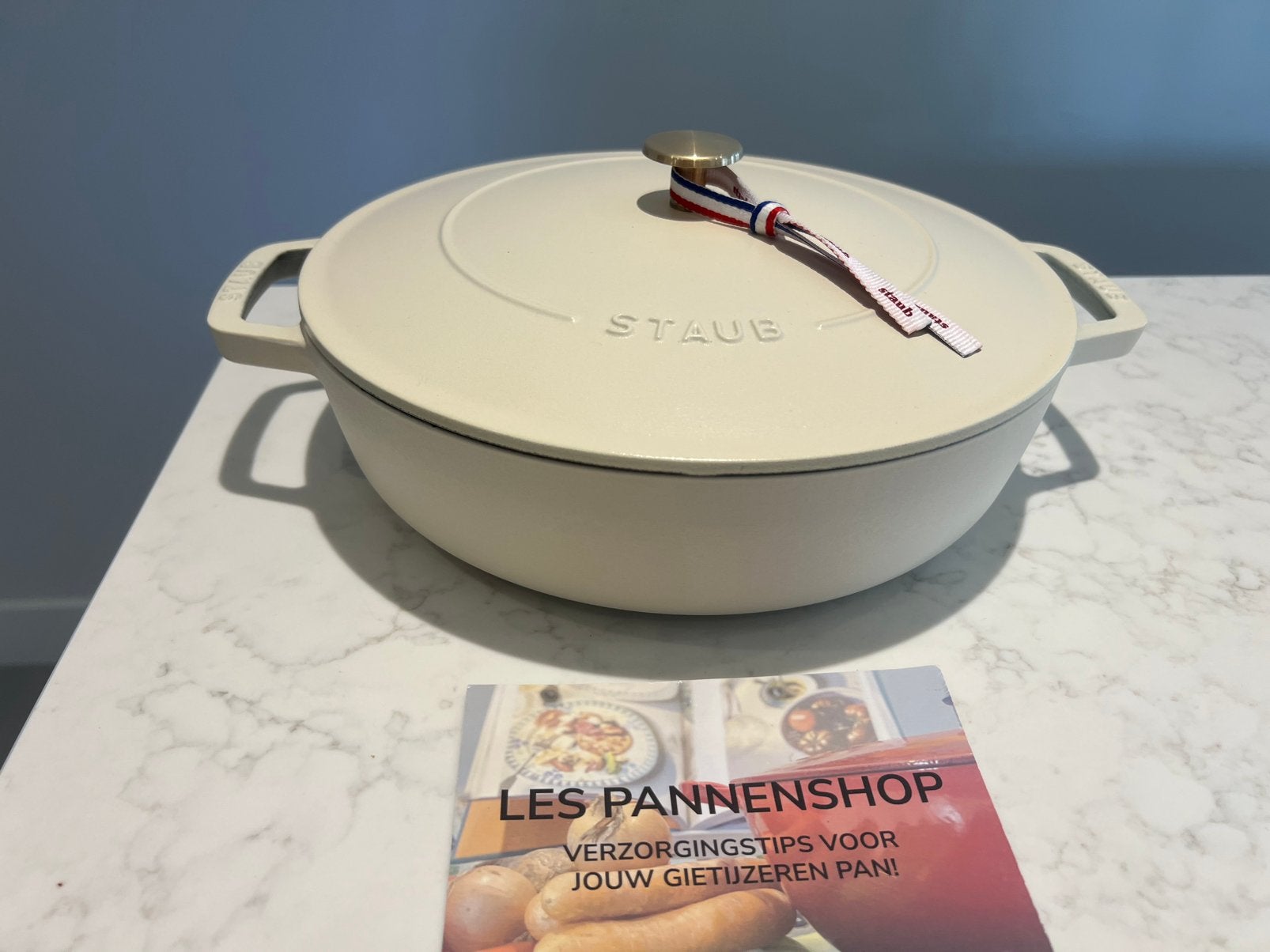 Nieuwe Staub Chisteria of sauteerpan 28 cm mat beige, Huis en Inrichting, Keuken | Potten en Pannen, Nieuw, Gietijzer, Ophalen of Verzenden