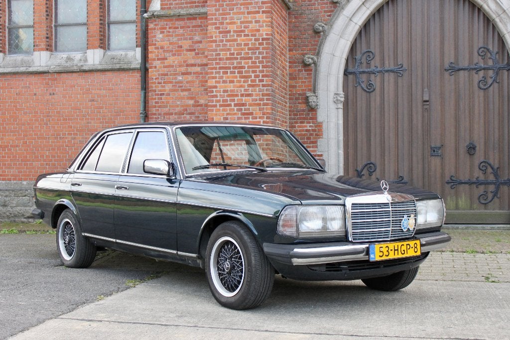 Mercedes 200, 4 deurs, Achterwielaandrijving, Zwart, Particulier