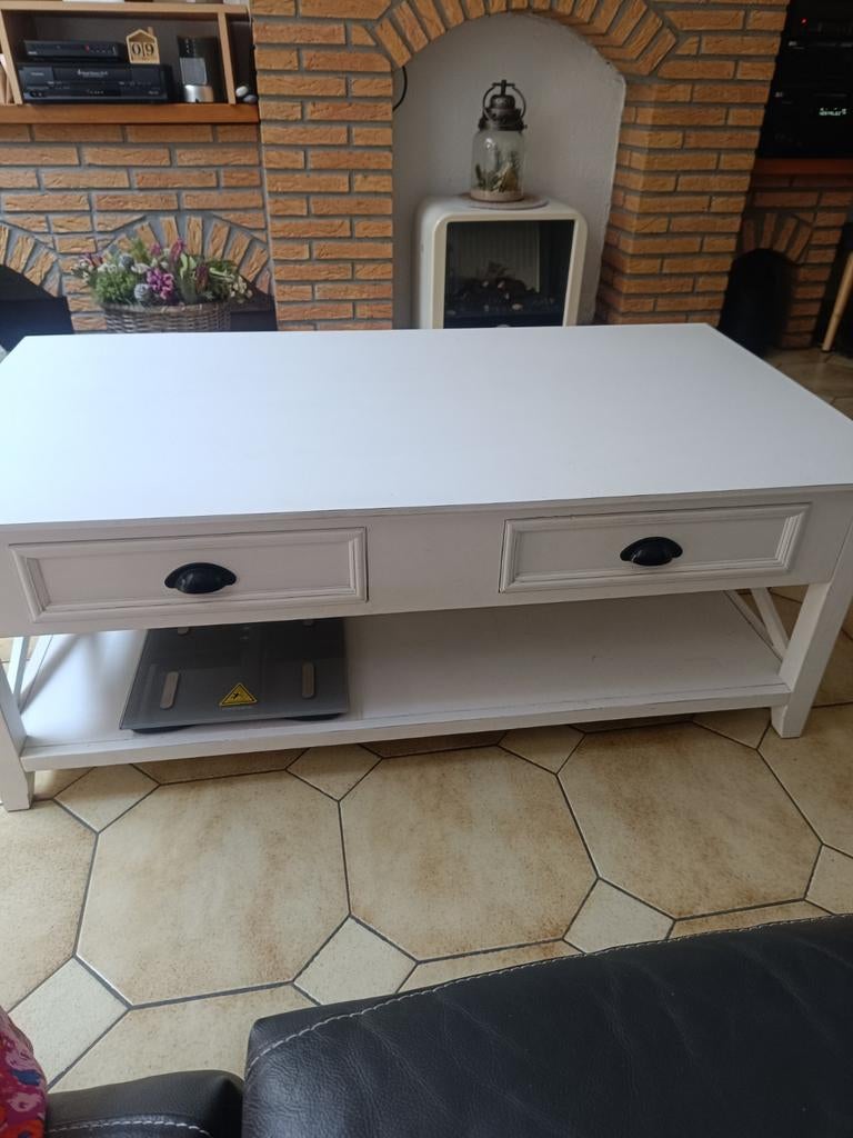 Table basse salon blanche, Enlèvement