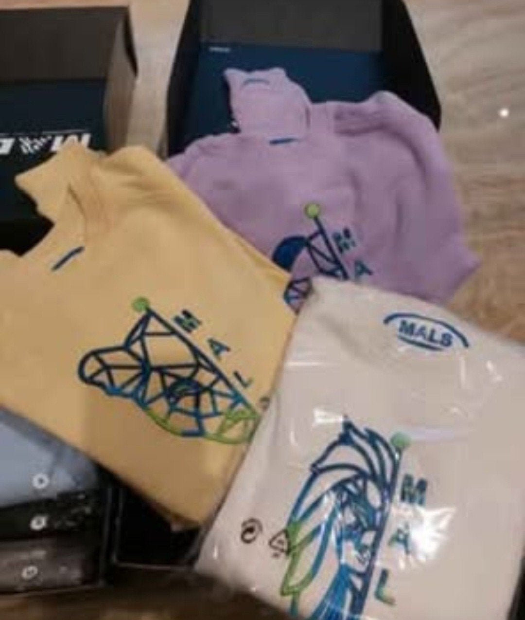 Lot de pulls + de 400 pièces/ plusieurs couleurs et tailles