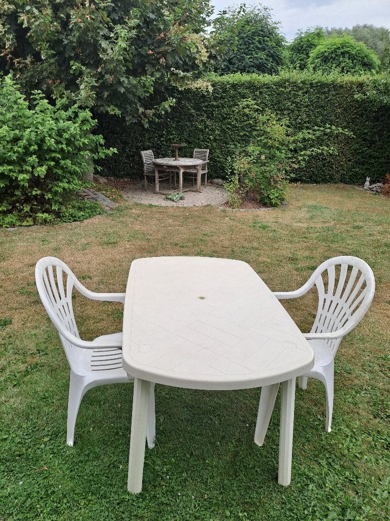 terrastafel en 2 stoelen, Tuin en Terras, Ophalen, Gebruikt, Ovaal, Plastic