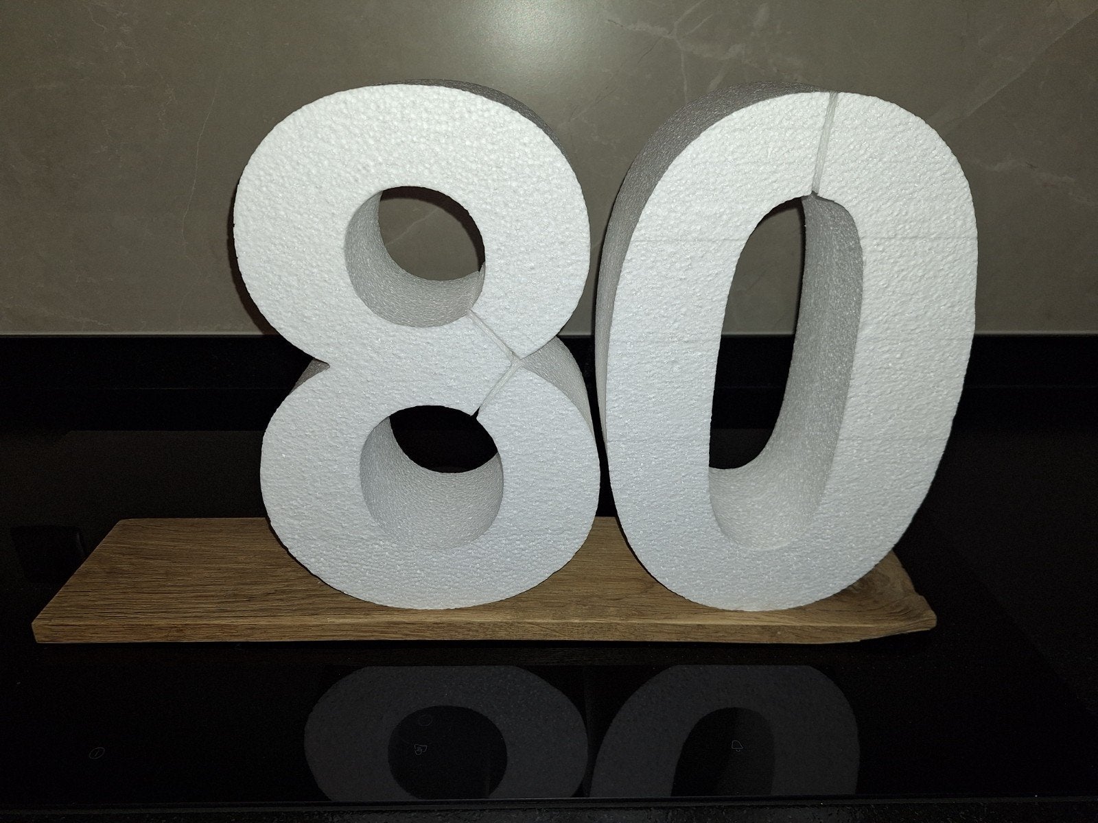 Versiering 80 jarige uit piepschuim bevestigd op eikenhout, Doe-het-zelf en Bouw, Ophalen, Zo goed als nieuw, Minder dan 5 m²