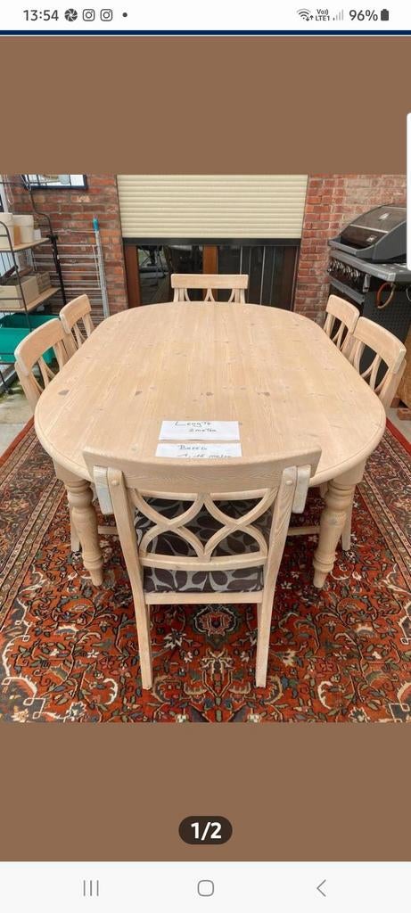 Ovalen tafel zonder stoelen., Enlèvement