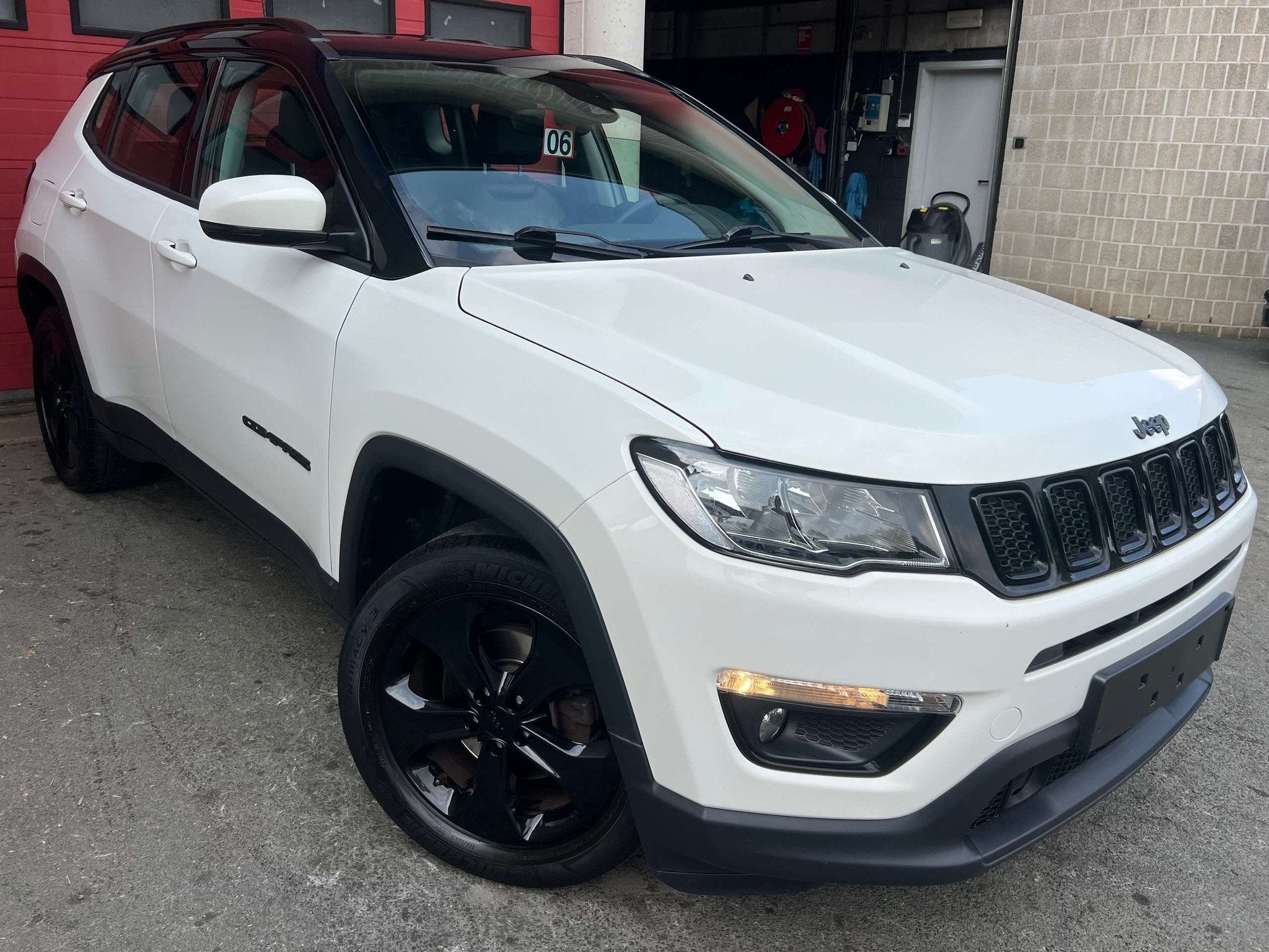 Jeep Compass 1.4 Turbo 4x2 Limited + CAMÉRA + NAVI + CUIR, Auto's, Gebruikt, 4 cilinders, Wit, Bedrijf