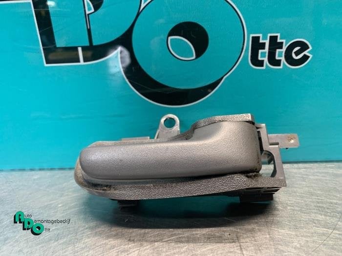 Poignée portière 2portes droite d'un Peugeot 107 (107 05-), Autos : Pièces & Accessoires, Carrosserie & Tôlerie, -, 3 mois de garantie