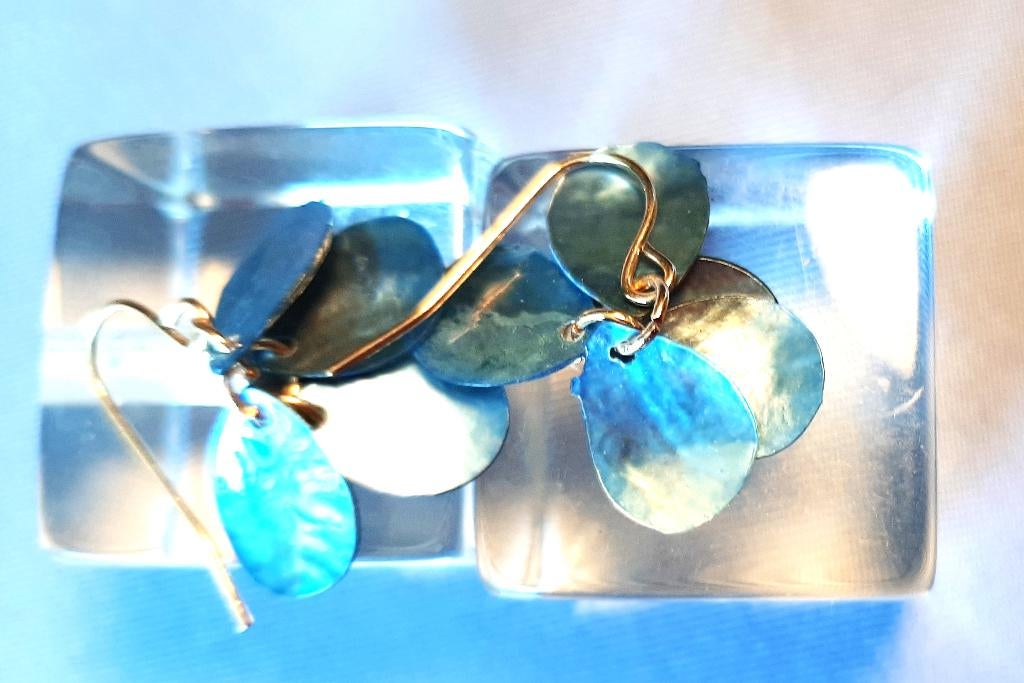 Te koop: Mooie parelmoer blauwe oorbelletjes, Bijoux, Sacs & Beauté, Boucles d'oreilles, Comme neuf, Enlèvement, Autres matériaux