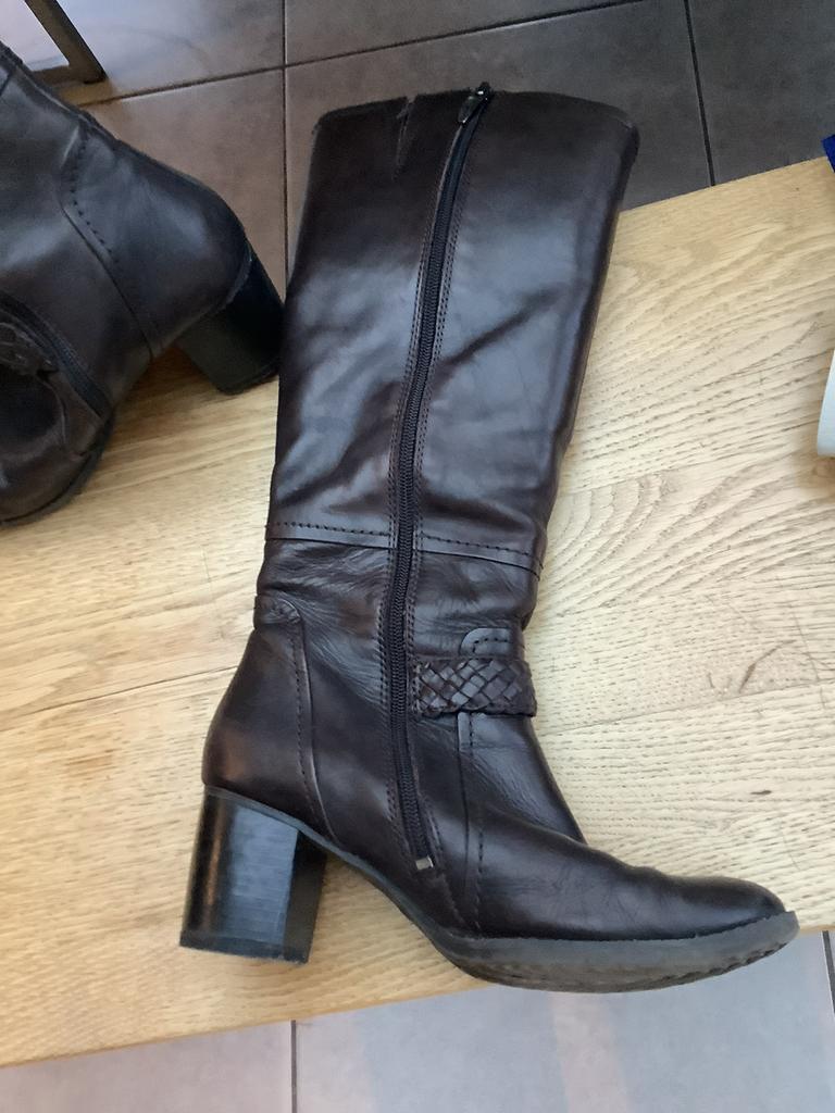 Donkerbruine hoge laarzen, maat 38, Tamaris, Enlèvement ou Envoi, Comme neuf, Brun, Bottes hautes