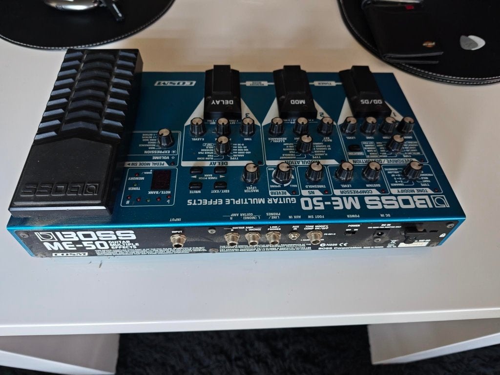BOSS ME-50 Guitar Multieffects Pedal, Musique & Instruments, Enlèvement