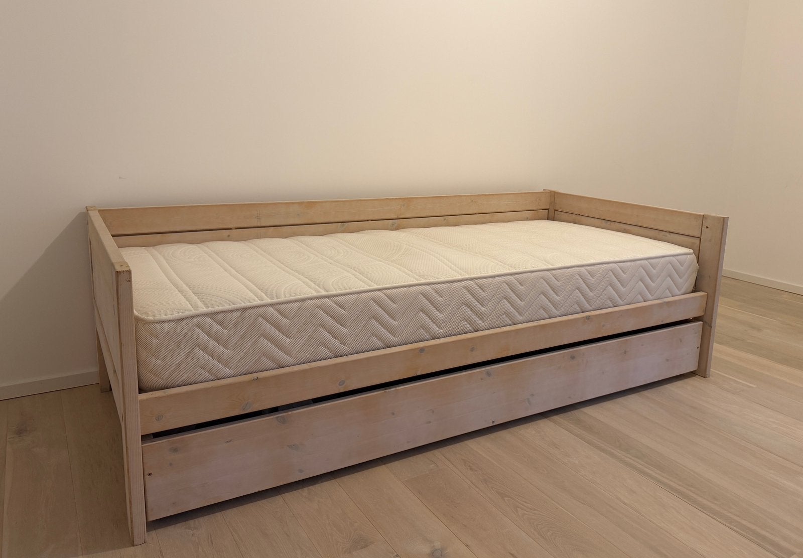 Houten kajuitbed / uitschuifbaar onderbed(206x102cm)+matras, Kinderen en Baby's, Ophalen, Zo goed als nieuw, Matras
