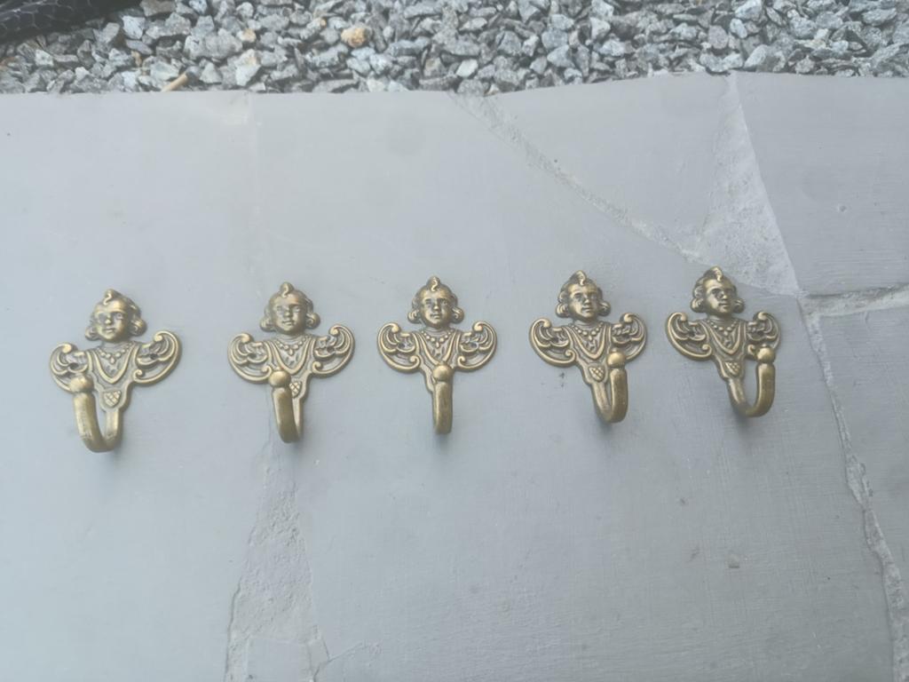 5 identieke koperen kapstokken met engeltjes, Ophalen