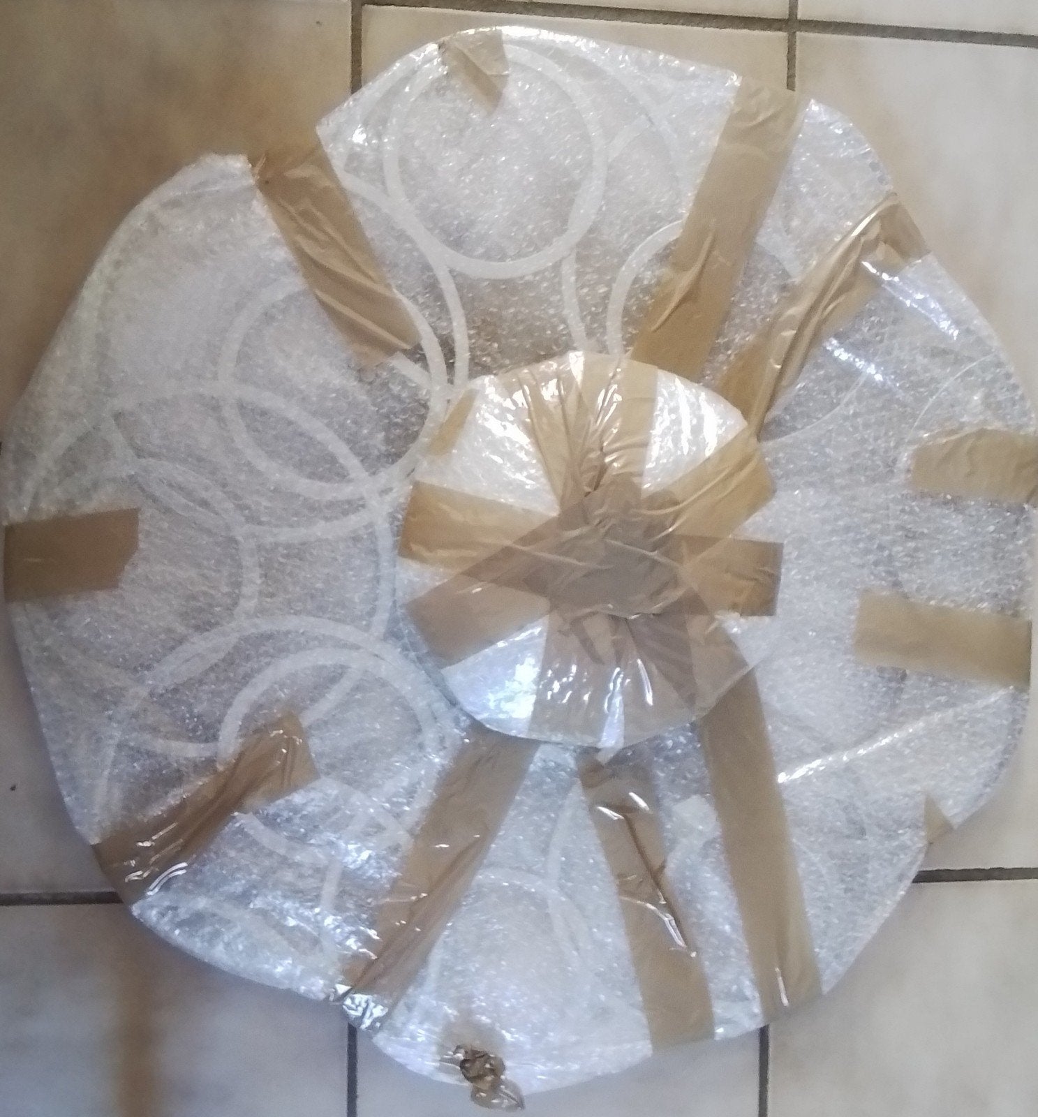 plafonnier en métal gris et le centre plastic blanc dur., Maison & Meubles, Lampes | Lustres, Enlèvement, Métal