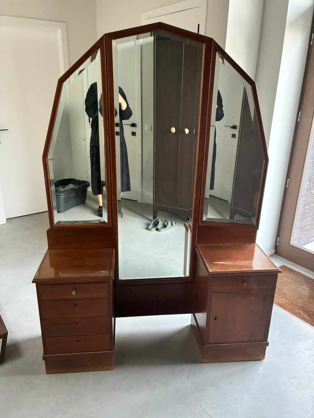 Spiegelkast, Ophalen