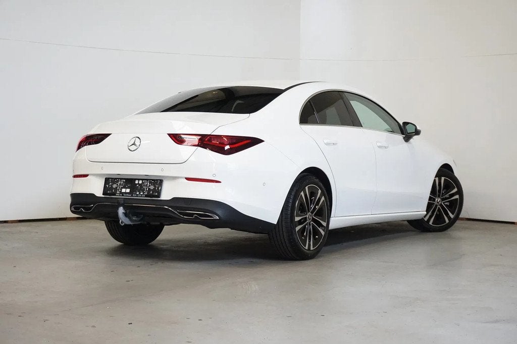 Mercedes-Benz CLA-Klasse 180 - TREKHAAK WEGKLAPBAAR - DISTRO, Auto's, Gebruikt, 136 pk, Leder en Stof, Wit