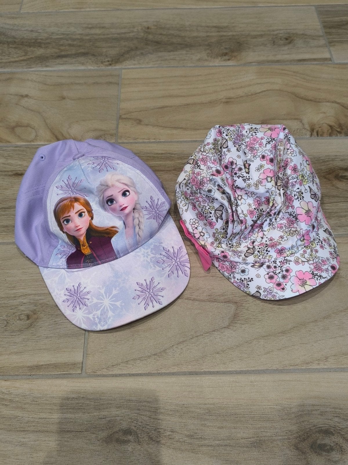 2 capsules, Kinderen en Baby's, Kinderkleding | Petten en Hoeden, Disney, Gebruikt, Meisje, Ophalen of Verzenden